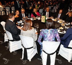 Los Reyes ocupan su lugar en la mesa presidencial