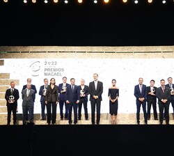 Sus Majestades los Reyes junto a los galardonados con los Premios MACAEL 2022