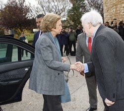 Su Majestad la Reina Doña Sofía recibe el saludo del presidente del Patronato de la Fundación Atapuerca, Antonio Miguel Méndez