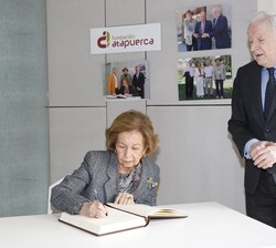 Su Majestad la Reina Doña Sofía firma en el Libro de Honor de la Fundación Atapuerca