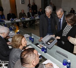 Al comienzo de la sesión, Doña Sofía pudo contemplar una parte de la cara del primer europeo encontrado en la Sima del Elefante, con una antigüedad de