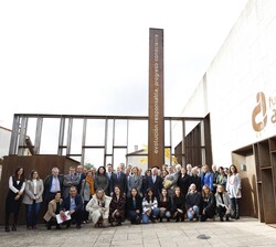 Su Majestad la Reina Doña Sofía junto a los patronos y los miembros del equipo de la Fundación Atapuerca