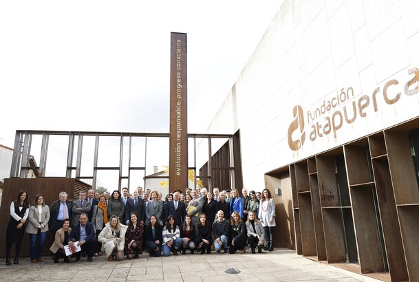 Su Majestad la Reina Doña Sofía junto a los patronos y los miembros del equipo de la Fundación Atapuerca