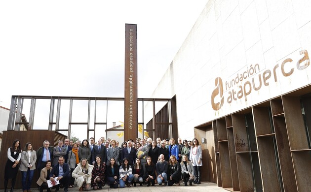Su Majestad la Reina Doña Sofía junto a los patronos y los miembros del equipo de la Fundación Atapuerca