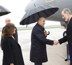 Su Majestad el Rey recibe el saludo a su llegada del Jefe de la Oficina del presidente de la República de Croacia, Orsat Miljenić