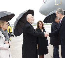 Su Majestad el Rey recibe el saludo a su llegada del asesor diplomático del presidente de la República de Croacia, Neven Pelicarić