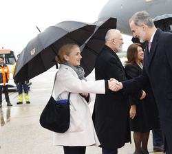 Su Majestad el Rey recibe el saludo a su llegada de la directora general para Europa de la República de Croacia, Zrinka Ujević