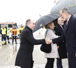 Su Majestad el Rey recibe el saludo a su llegada de la segunda jefatura de la Embajada de España en la República de Croacia, Mikel Iriso