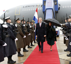 Sus Majestades los Reyes recorriendo el Cordón de Honor a su llegada al aeropuerto de Franjo Tudman de Zagreb