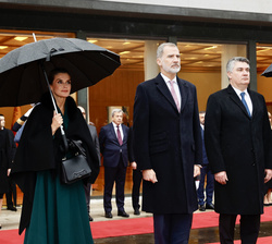Sus Majestades los Reyes y Sus Excelencias el presidente y la primera dama de la República de Croacia durante la interpretación de los himnos nacional