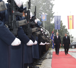 Su Majestad el Rey acompañado por Su Excelencia el presidente de la República de Croacia pasan revista a las tropas