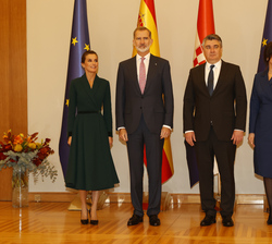 Fotografía oficial de Sus Majestades los Reyes y Sus Excelencias el presidente y la primera dama de la República de Croacia