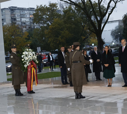 Sus Majestades los Reyes y Sus Excelencias el presidente y la primera dama de la República de Croacia durante la ofrenda floral en el Monumento a la P