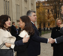 Sus Majestades los Reyes son recibidos por el Presidente de Croacia y la Primera Dama a su llegada al Foro IFMIF-DONES