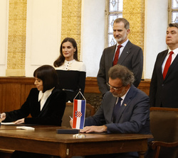 Sus Majestades los Reyes junto al Presidente de Croacia y la Primera Dama durante la firma del Memorando de Entendimiento (MoU) entre el ministro de C
