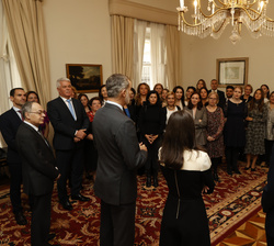 Sus Majestades los Reyes durante su encuentro con una representación de la colectividad española residente en Croacia