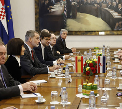 Su Majestad el Rey durante su encuentro con el presidente del Parlamento de la República de Croacia, Gordan Jandroković