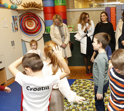 Su Majestad la Reina junto a la Primera Dama de Croacia presencia la estimulación por movimiento de unos niños