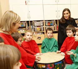 Su Majestad la Reina junto a la Primera Dama de Croacia en un taller de rítmica fonética: estimulación musical y estimulación por movimiento
