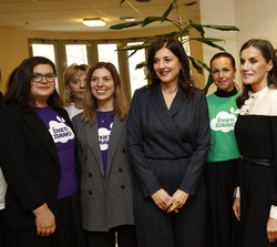Fotografía de grupo de Su Majetsad la Reina con una representacion de trabajadoras del centro