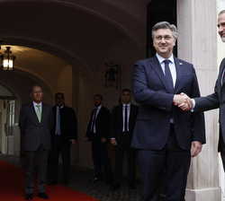 Su Majestad el Rey es recibido por el primer ministro de la República de Croacia, Andrej Plenkovic