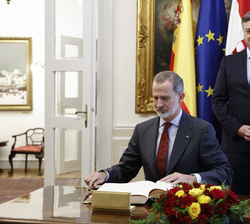 Su Majestad el Rey tras firmar en libro de honor del Palacio de Gobierno 