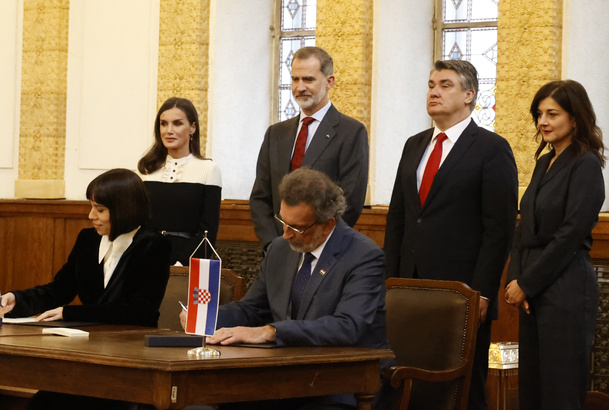 Sus Majestades los Reyes junto al Presidente de Croacia y la Primera Dama durante la firma del Memorando de Entendimiento (MoU) entre el ministro de C