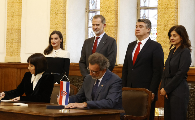Sus Majestades los Reyes junto al Presidente de Croacia y la Primera Dama durante la firma del Memorando de Entendimiento (MoU) entre el ministro de C