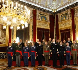 Su Majestad el Rey junto al grupo de oficiales pertenecientes a promociones que conmemoran su cuadragésimo aniversario del egreso de las Academias Mil