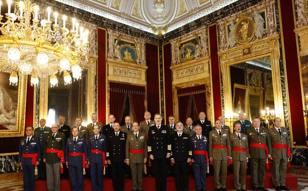 Su Majestad el Rey junto al grupo de oficiales pertenecientes a promociones que conmemoran su cuadragésimo aniversario del egreso de las Academias Mil