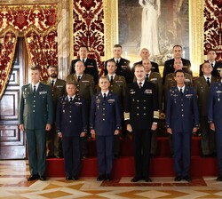 Su Majestad el Rey junto a un grupo de coroneles y capitanes de navío, tras haber sido designados para asumir el mando de distintas unidades militares