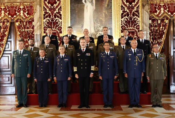 Su Majestad el Rey junto a un grupo de coroneles y capitanes de navío, tras haber sido designados para asumir el mando de distintas unidades militares
