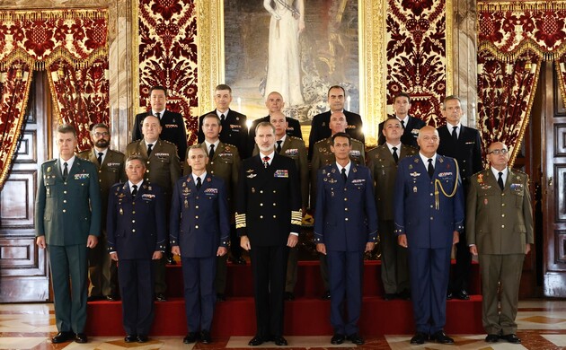 Su Majestad el Rey junto a un grupo de coroneles y capitanes de navío, tras haber sido designados para asumir el mando de distintas unidades militares