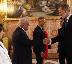 Su Majestad el Rey recibe el saludo del presidente de la Asamblea Parlamentaria de la OTAN (Estados Unidos), Gerald E. Connolly