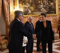 Sus Majestades los Reyes reciben el saludo del embajador representante permanente de España en el Consejo de la OTAN, Federico Torres