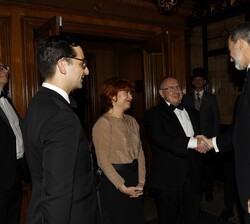 Don Felipe recibe el saludo del presidente de la Cámara de Comercio de España, en presencia del presidente de la Cámara de Comercio de España en Reino