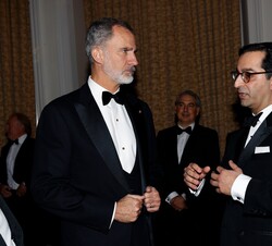 Su Majestad el Rey conversa con el presidente de la Cámara de Comercio de España en el Reino Unido, Eduardo Barrachina