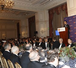 El presidente de la Cámara de Comercio de España en Reino Unido, Eduardo Barrachina, dirige unas palabras antes de la cena de gala