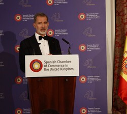 Su Majestad el Rey durante su intervención en la cena de gala conmemorativa del 135 Aniversario de la Cámara de Comercio de España en el Reino Unido