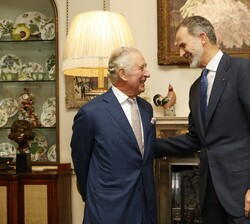 El Rey Carlos III y Su Majestad el Rey conversan durante el encuentro privado en Clarence House