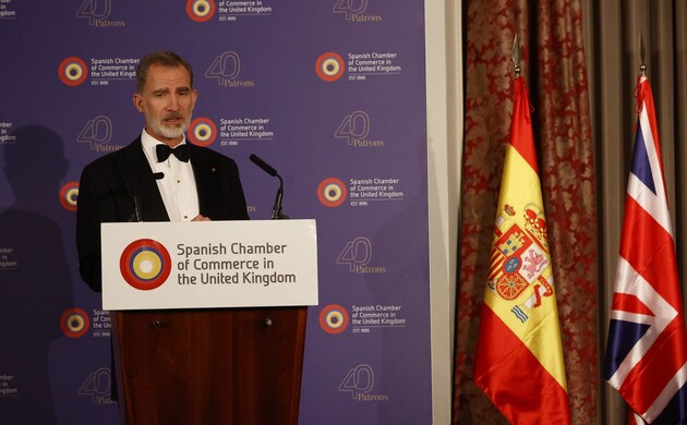 Su Majestad el Rey durante su intervención en la cena de gala conmemorativa del 135 Aniversario de la Cámara de Comercio de España en el Reino Unido