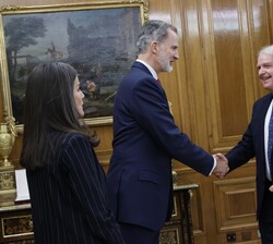 Su Majestad el Rey recibe el saludo del presidente de la Fundación Princesa de Girona, Francisco Belil