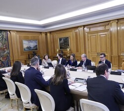 Un instante de la reunión que Don Felipe y Doña Letizia presidieron con la Comisión Delegada de la FPdGI