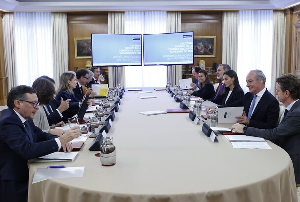 Mesa de la reunión de la Comisión Delegada de la FPdGI, bajo la presidencia de Sus Majestades los Reyes