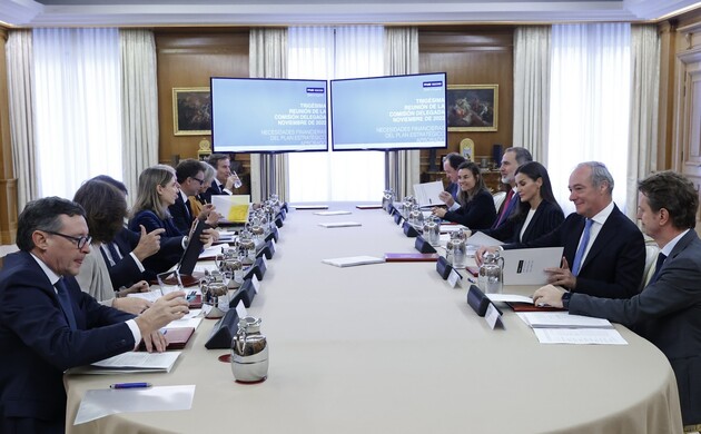 Mesa de la reunión de la Comisión Delegada de la FPdGI, bajo la presidencia de Sus Majestades los Reyes