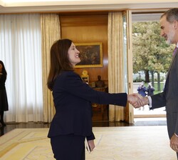 Su Majestad el Rey recibe el saludo de la presidenta de Microsoft para Europa Occidental, Cindy Rose