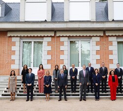 Su Majestad el Rey junto a Cindy Rose, presidenta de Microsoft para Europa Occidental, Alberto Granados, presidente de Microsoft España, y los miembro