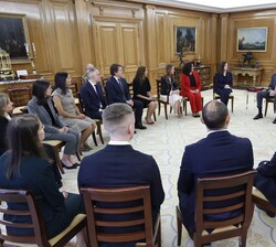 Su Majestad el Rey durante la audiencia con Cindy Rose, presidenta de Microsoft para Europa Occidental, Alberto Granados, presidente de Microsoft Espa