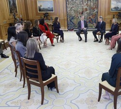 Don Felipe atiende a la exposición de Alberto Granados, presidente de Microsoft España durante la audiencia