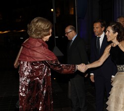 Su Majestad la Reina Doña Sofía recibe el saludo de la directora de Comunicación y Relaciones Institucionales de BMW Group España, Pilar García de la 